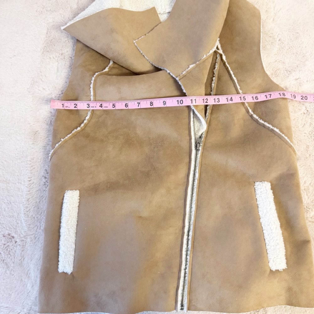 NWT CUPCAKES & CASHMERE Faux Fur Shearling Tan Vest Size Small - Picture 8 of 9
